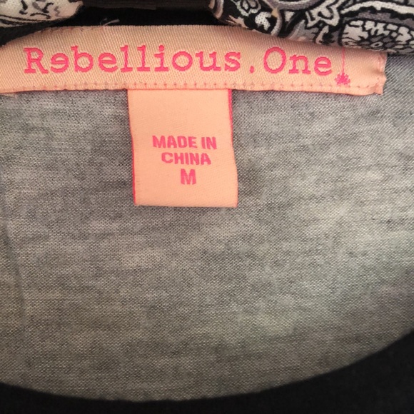 Grey T-Shirt with black detail size Medium - Picture 3 of 3